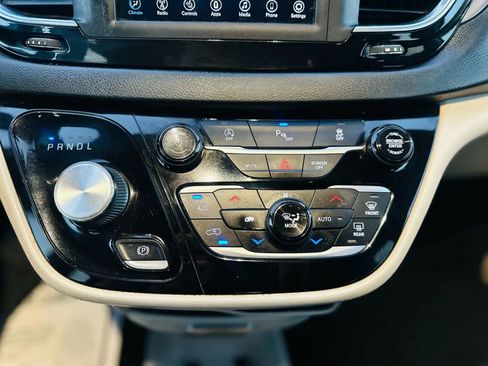 Used 2020 Chrysler Pacifica Touring-L FWD image 14