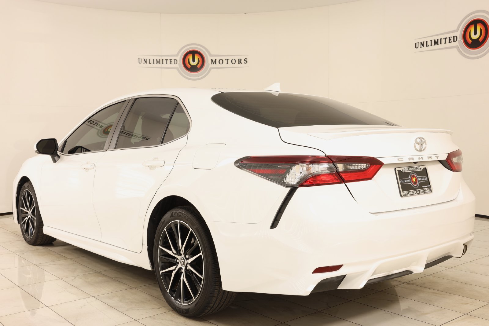 Used 2023 Toyota Camry SE FWD image 4