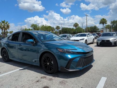 Used 2025 Toyota Camry SE FWD image 3