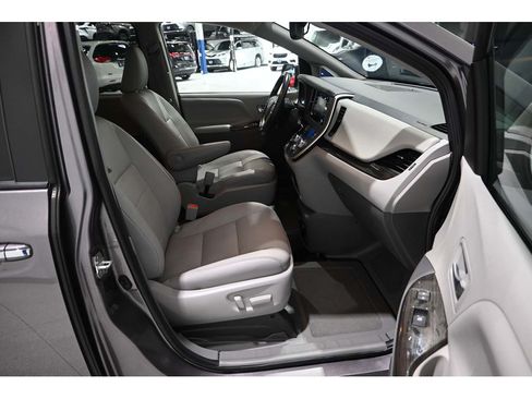 Used 2020 Toyota Sienna XLE FWD image 15