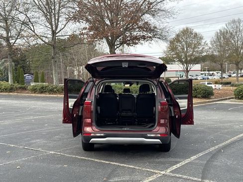 Used 2024 Kia Carnival LX image 11