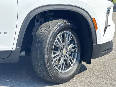 Used 2025 Chevrolet Traverse LT image 12