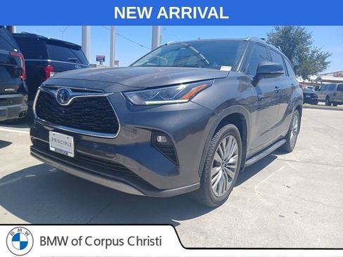 Used 2020 Toyota Highlander Platinum AWD/4WD image 3