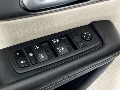 Used 2024 Chrysler Pacifica Touring-L image 15