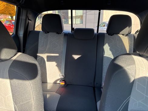 Used 2022 Toyota Tacoma TRD Off-Road image 31