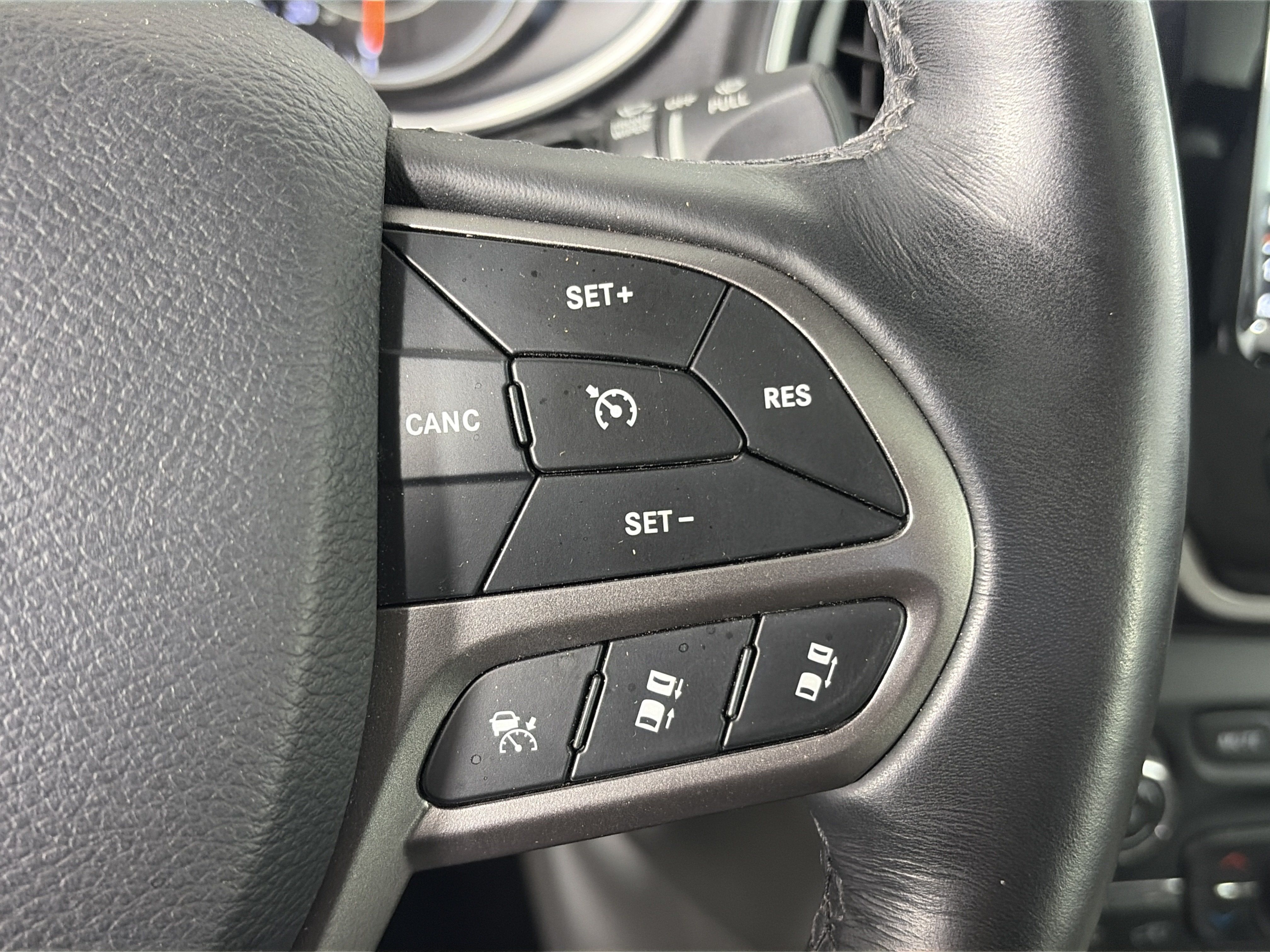 Used 2019 Jeep Cherokee Limited w/ Luxury Group AWD/4WD image 38