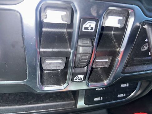 Used 2023 Jeep Wrangler Unlimited Sahara AWD/4WD image 11