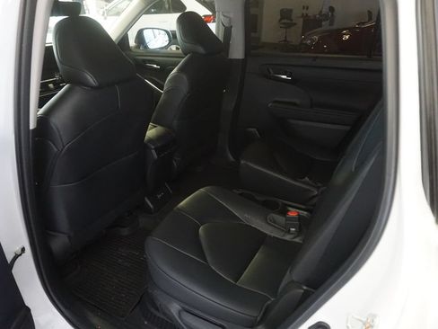 Used 2023 Toyota Highlander XLE AWD/4WD image 22