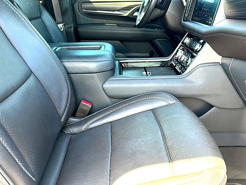 Used 2021 GMC Yukon Denali w/ Denali Premium Package image 23