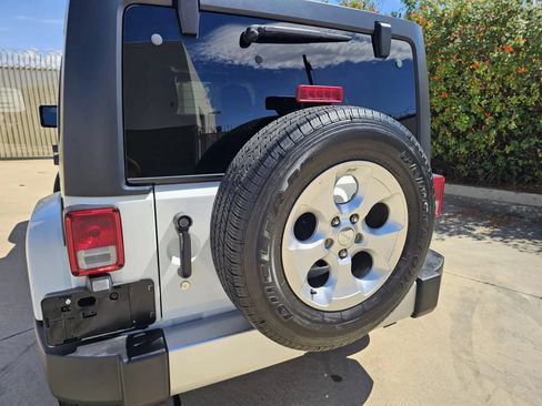 Used 2014 Jeep Wrangler Unlimited Sahara w/ Connectivity Group AWD/4WD image 11