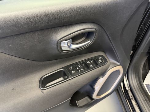 Used 2016 Jeep Renegade Latitude FWD image 10