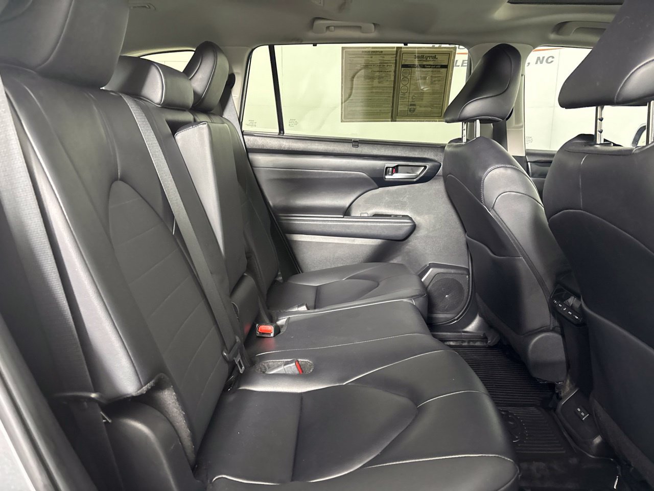 Used 2025 Toyota Highlander XLE FWD image 28