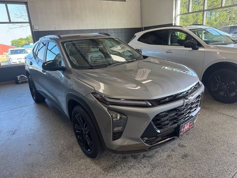 Used 2025 Chevrolet Trax ACTIV w/ Driver Confidence Package image 3