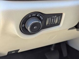 Used 2018 Chrysler Pacifica Limited video 4