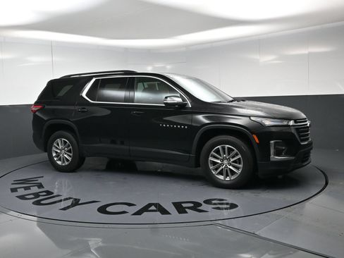 Used 2023 Chevrolet Traverse LT FWD image 2