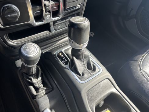 Used 2021 Jeep Wrangler Unlimited Sahara w/ Cold Weather Group AWD/4WD image 18