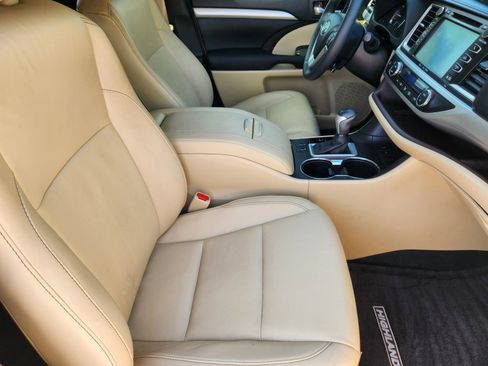 Used 2016 Toyota Highlander XLE FWD image 12