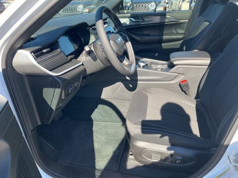 New 2025 Jeep Grand Cherokee image 19