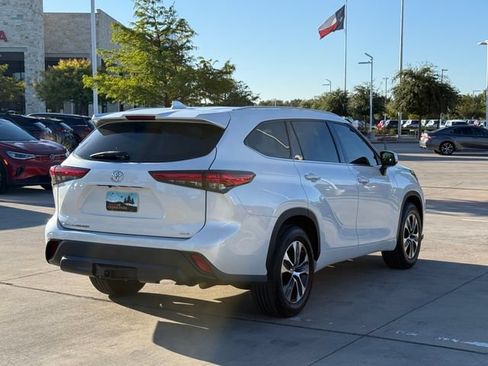 Used 2022 Toyota Highlander XLE FWD image 5