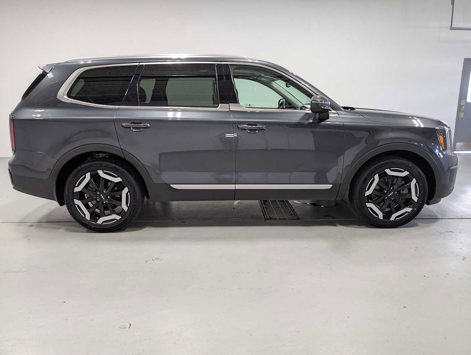 Used 2024 Kia Telluride EX w/ EX Captain's Chair Package AWD/4WD image 7