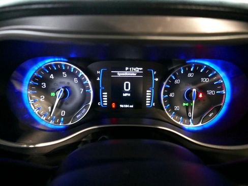 Used 2020 Chrysler Pacifica Touring-L image 13