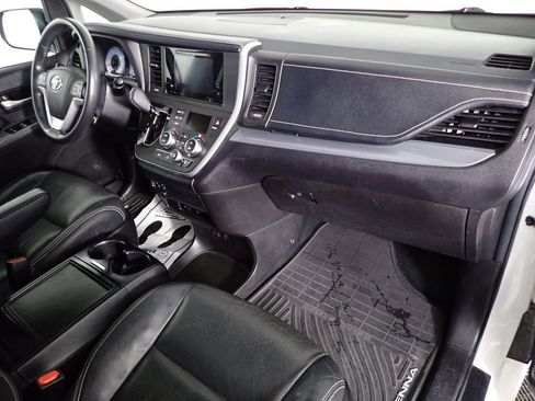 Used 2017 Toyota Sienna SE FWD image 36