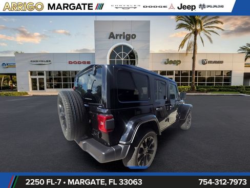 Used 2025 Jeep Wrangler Unlimited Sahara w/ Safety Group AWD/4WD image 5