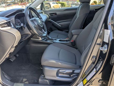 Used 2025 Toyota Corolla Cross LE image 11