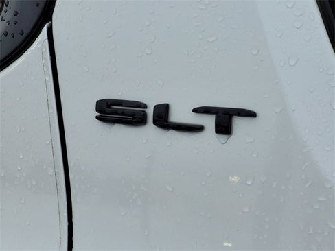 Used 2023 GMC Acadia SLT w/ Elevation Edition image 8