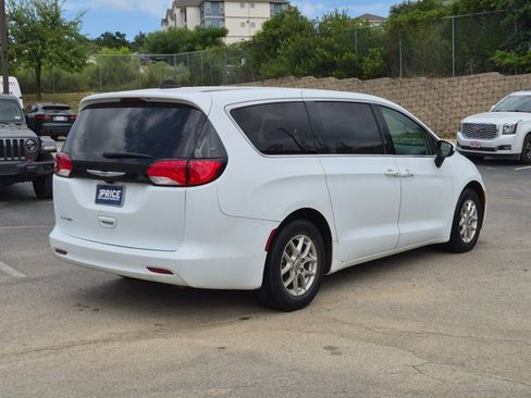 Used 2023 Chrysler Voyager LX FWD image 5