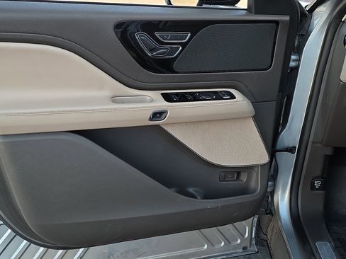 Used 2023 Lincoln Aviator Standard w/ Elements Package image 13