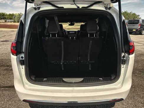 Used 2026 Chrysler Pacifica Limited FWD image 24