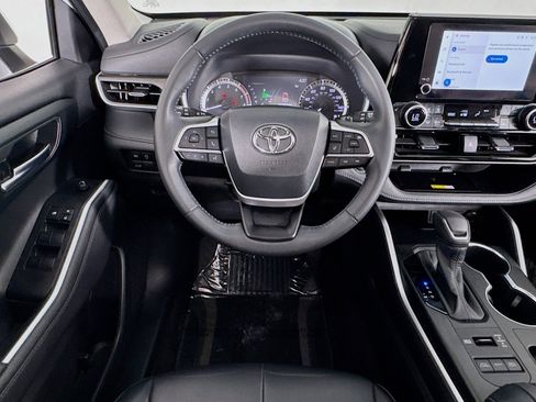 Used 2023 Toyota Highlander XLE AWD/4WD image 5
