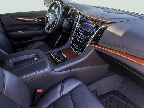Used 2019 Cadillac Escalade Luxury image 24