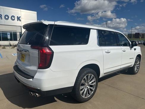 Used 2022 GMC Yukon XL Denali w/ Denali Premium Package AWD/4WD image 3