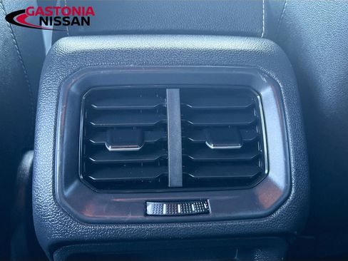 Used 2024 Volkswagen Taos SE image 33