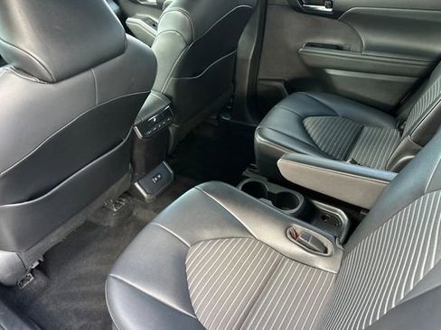 Used 2021 Toyota Highlander XSE FWD image 14