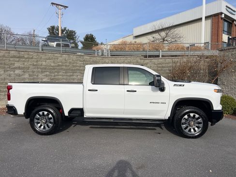 Used 2024 Chevrolet Silverado 2500 Custom w/ Custom Value Package image 3