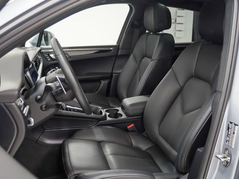 Used 2025 Porsche Macan image 5