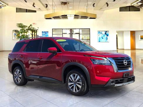 Used 2023 Nissan Pathfinder SL FWD image 3