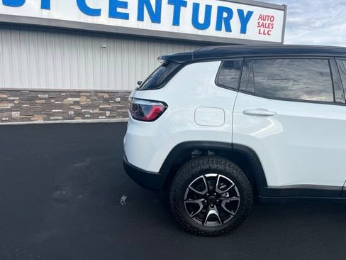 Used 2025 Jeep Compass Trailhawk AWD/4WD image 13