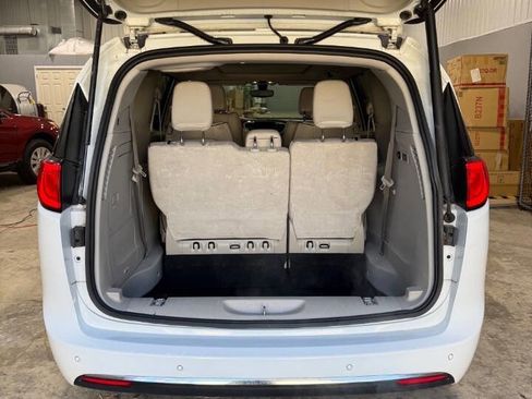 Used 2020 Chrysler Pacifica Limited image 14