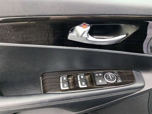 Used 2020 Kia Sorento LX image 12