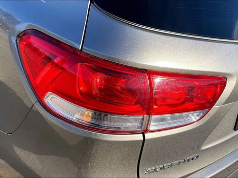 Used 2018 Kia Sorento LX image 22