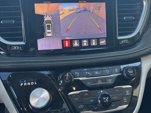 Used 2022 Chrysler Pacifica Limited image 13