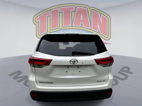 Used 2018 Toyota Highlander XLE AWD/4WD image 4