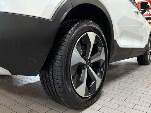 Used 2025 Volvo XC40 B5 Plus image 10