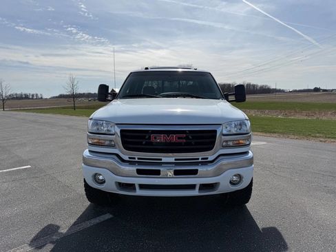 Used 2005 GMC Sierra 2500 SLT w/ Heavy-Duty Power Package image 2