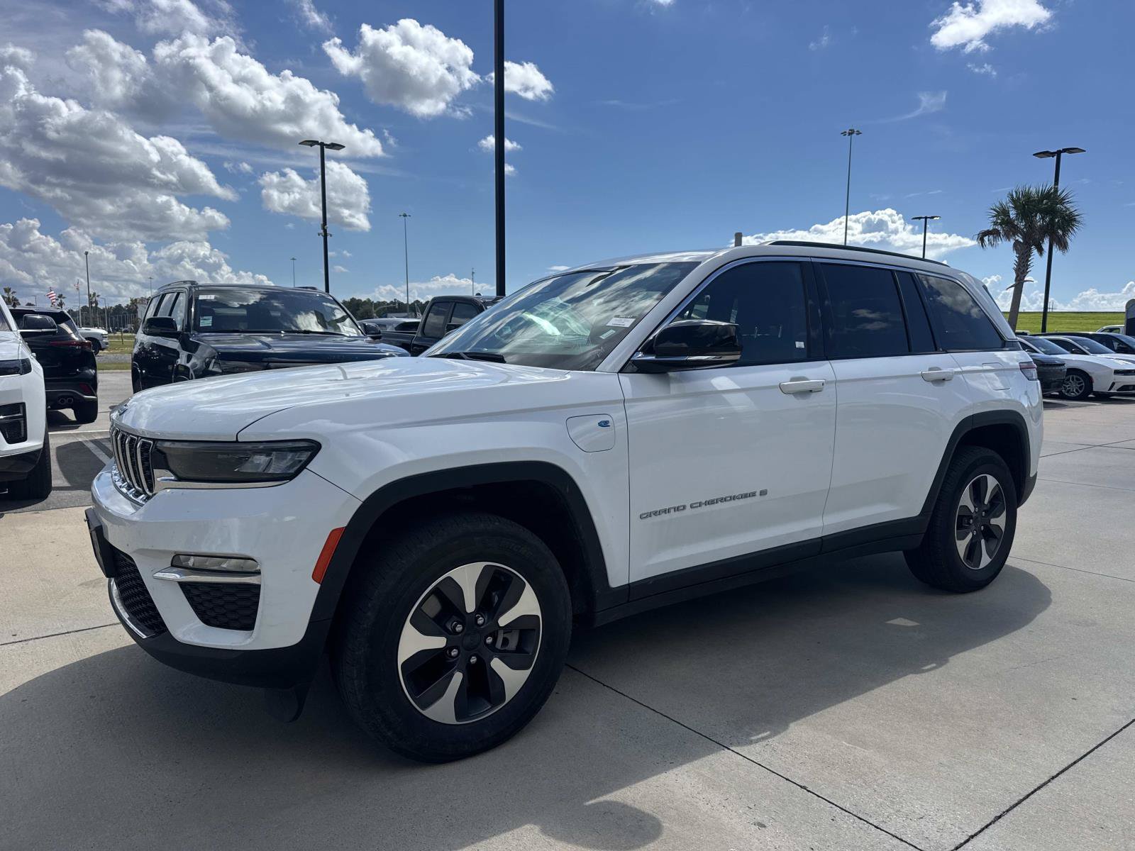 Used 2024 Jeep Grand Cherokee Limited 4xe AWD/4WD image 3