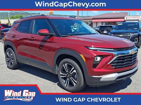 Used 2025 Chevrolet TrailBlazer LT w/ LT Cold Weather Package AWD/4WD image 1